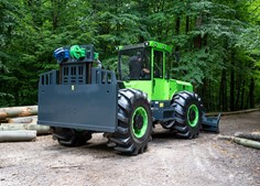 EQUUS 175N BH su terreno forestale accidentato e in pendenza 