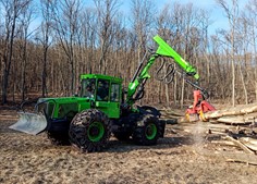 EQUUS 175N UH durante le operazioni di abbattimento e lavorazione del legname 