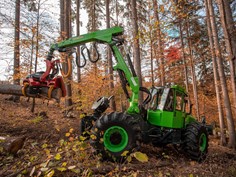 Testa harvester montata su EQUUS 175N UH per abbattimento e lavorazione del legname 