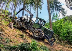 EQUUS 240 6WDC con sovrastruttura forestale per il trasporto del legname corto 